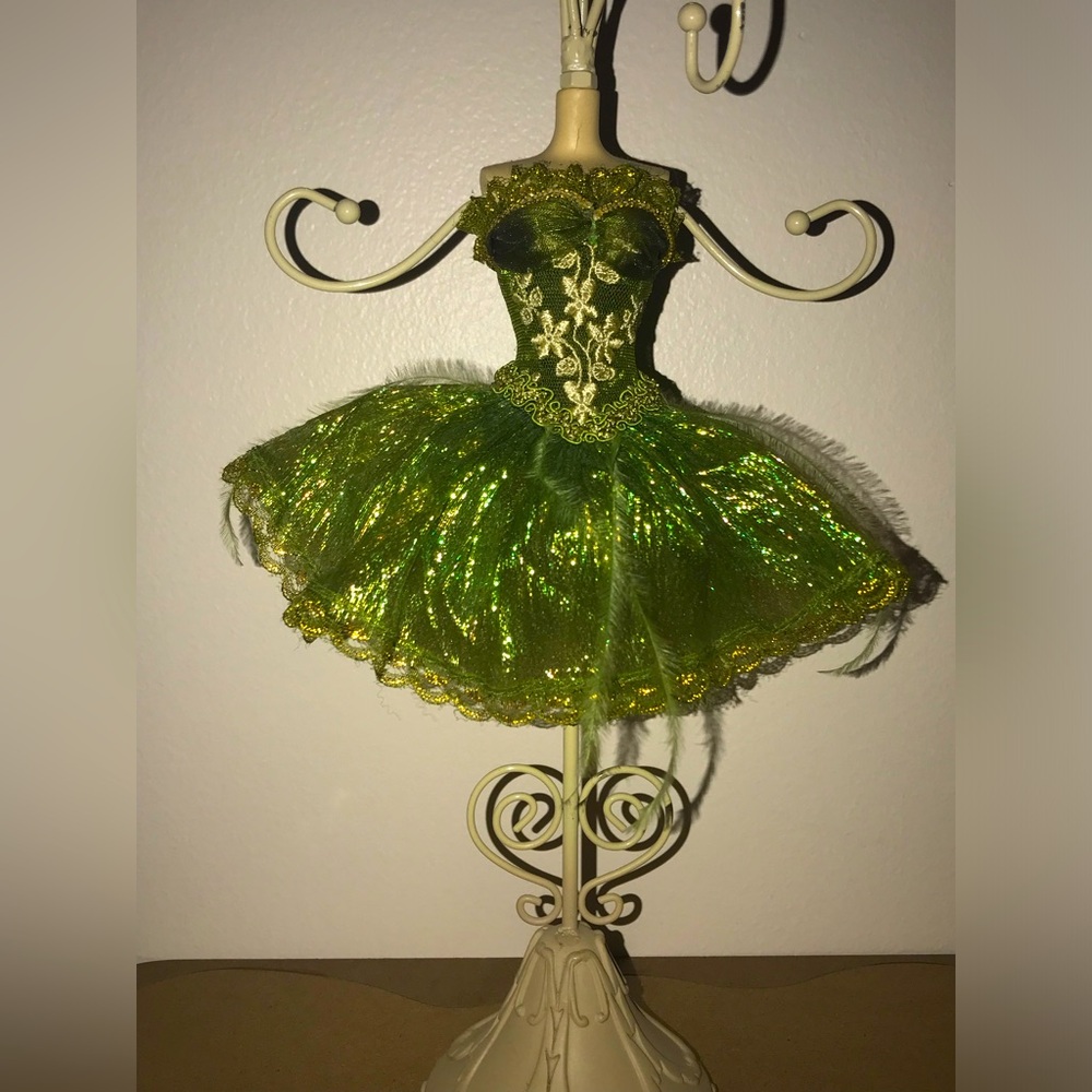 Miniture Mannequin Statue, wearing green dress STATUE DECORATION MINITURE